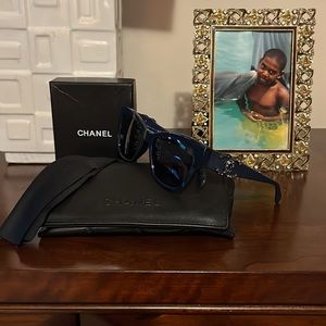 Chanel Navy Blue & Navy leather arm Sunglasses / Like New /Authentic / 🥰TRADE🥰